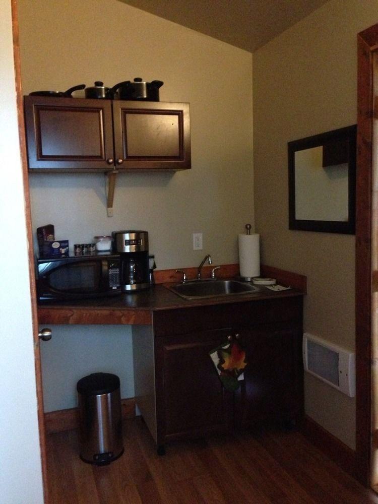 A-1 Alberni Inn Порт Алберни Екстериор снимка