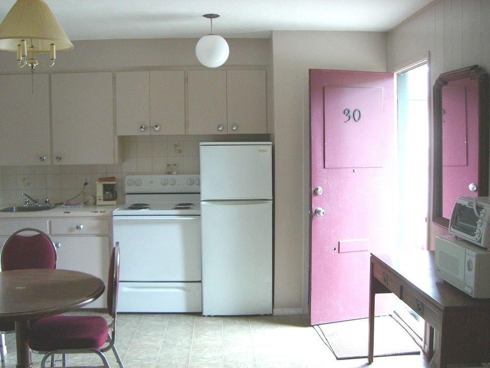 A-1 Alberni Inn Порт Алберни Екстериор снимка