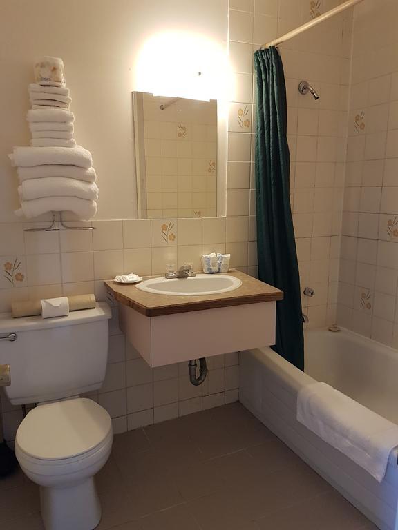 A-1 Alberni Inn Порт Алберни Екстериор снимка