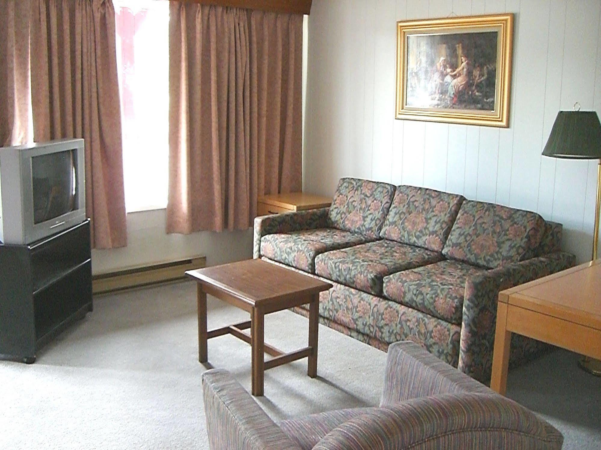 A-1 Alberni Inn Порт Алберни Екстериор снимка