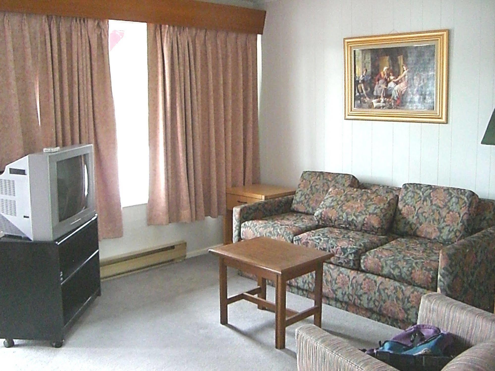 A-1 Alberni Inn Порт Алберни Екстериор снимка