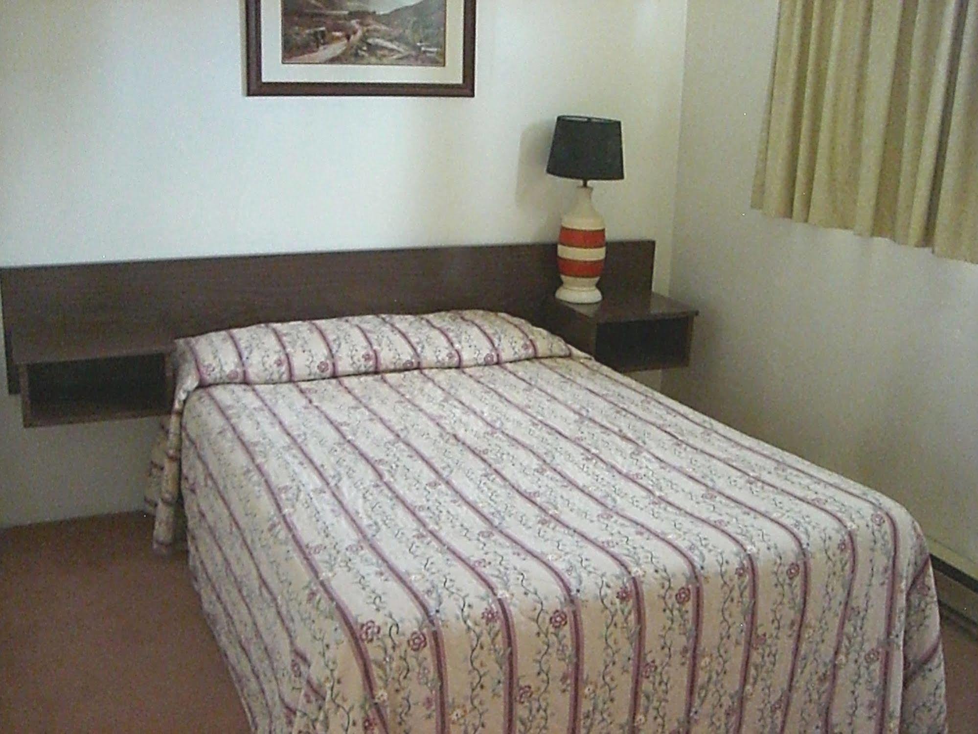 A-1 Alberni Inn Порт Алберни Екстериор снимка