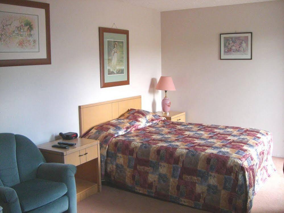 A-1 Alberni Inn Порт Алберни Екстериор снимка